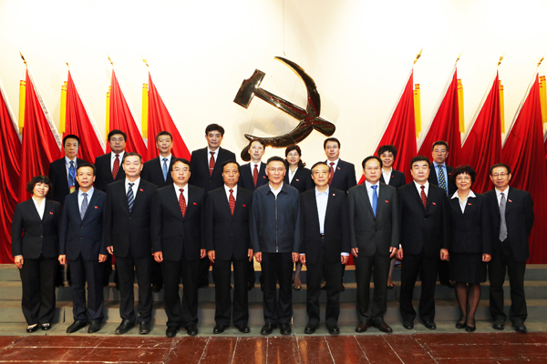 新旧两委合影.jpg