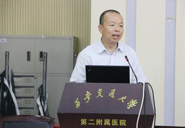 校长助理陈腾讲话.jpg