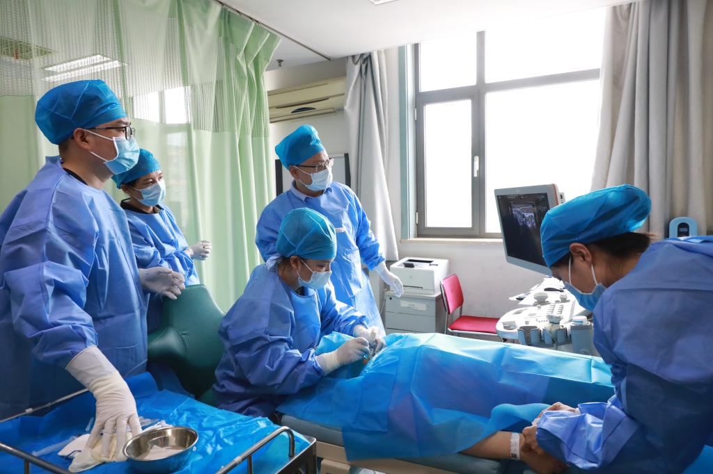 甲状腺细针穿刺活检——医用超声研究室主任周琦教授.JPG