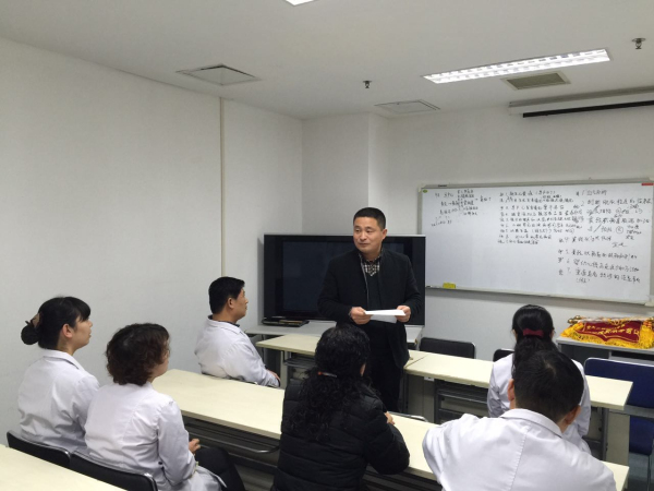 党委办公室赵振峰副主任宣读获奖名单.jpg