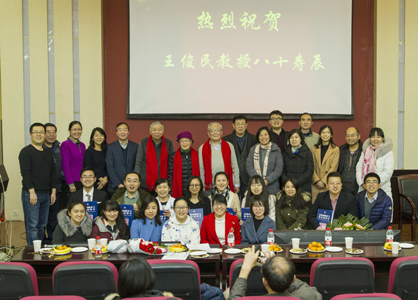 王俊民老师给学生赠送书籍_副本.jpg