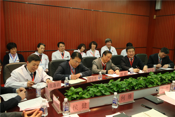 院领导班子及血液科医护人员参加座谈.jpg