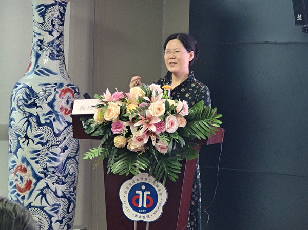 张巧玲理事长_副本.jpg