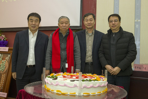 院领导和王俊民老师一起_副本.jpg