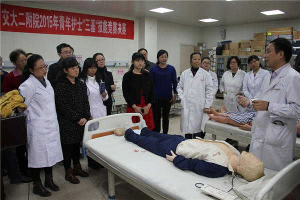 王小闯教授进行徒手心肺复苏术培训.JPG