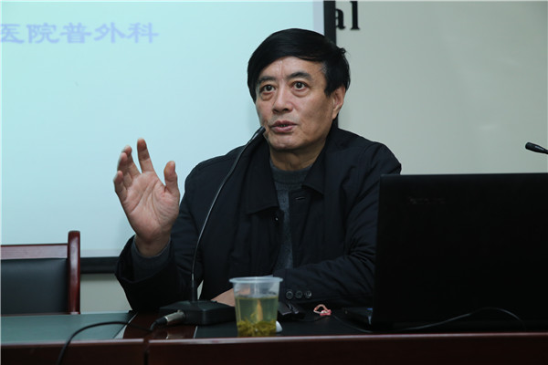 3.黎一鸣教授为医护人员授课.jpg