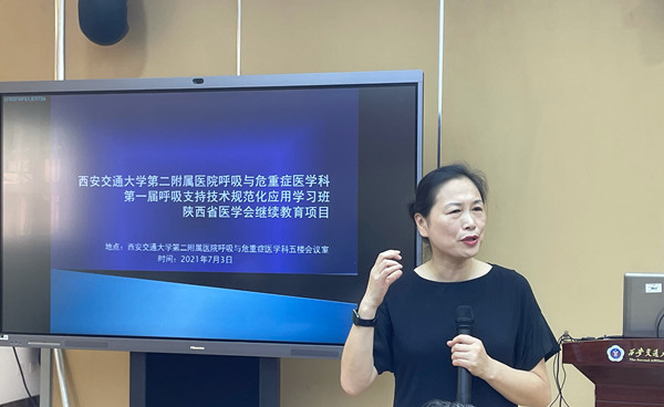 张洁主持_副本.jpg