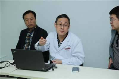 张鹏副教授做讲座.JPG