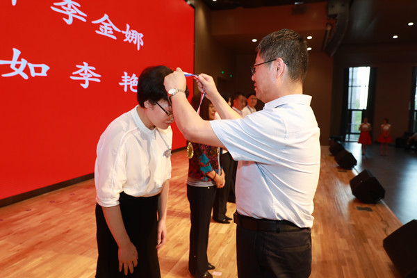 与会领导为抗疫英雄优秀代表颁发纪念章4_副本.jpg