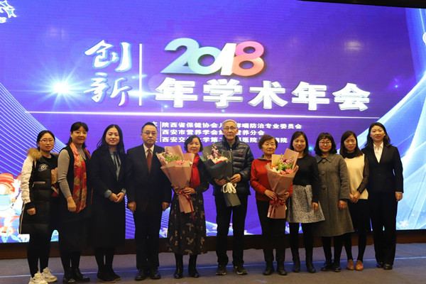 图片5：向我省儿童哮喘老专家献花_副本.jpg