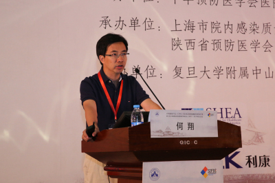 8.国家卫计委综合监督局副局长何翔致辞并作大会报告.jpg
