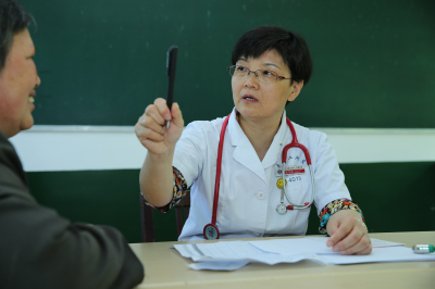 医学康复科张巧俊教授为教师义诊.jpg