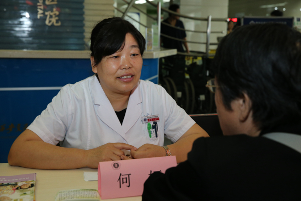 何娅副主任医师为群众义诊.jpg
