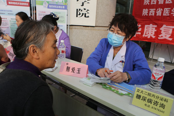 荆爱玉主任医师为患者诊治.JPG