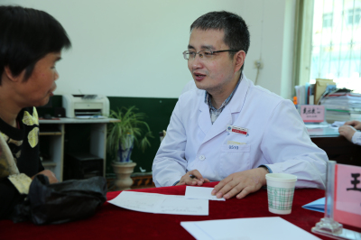 消化内科王深皓博士为教师义诊.jpg