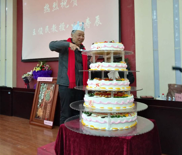 王俊民老师切蛋糕_副本.jpg