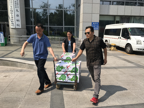 7.20慰问一线职工途中.JPG