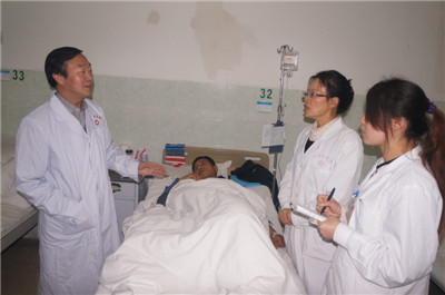 11.皮肤科主任肖生祥教授会诊.JPG