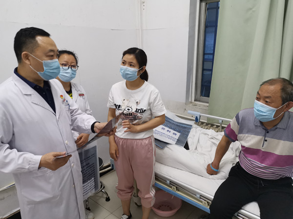 袁海峰副主任查房_副本.jpg