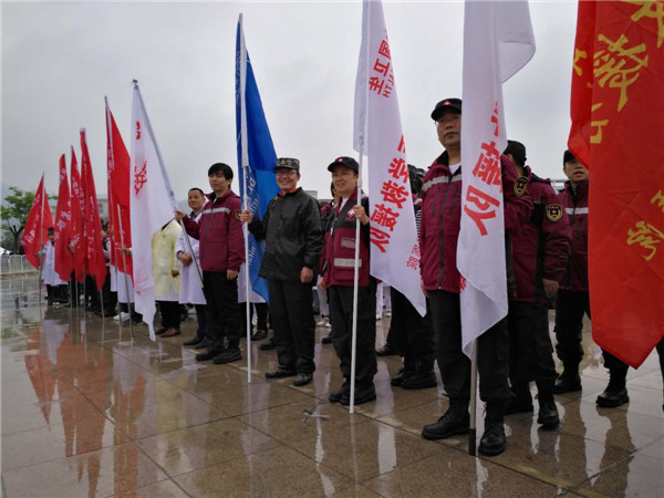 3.各个救援队雨中集结.jpg