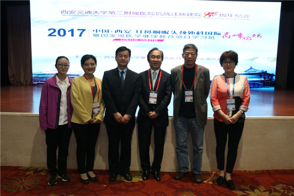 台湾大学楊怡和教授与耳科组专家及研究生合影留念.JPG
