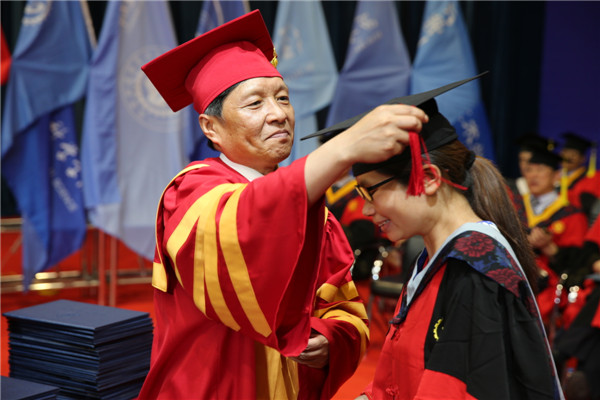 王树国校长为毕业生拨帽穗并颁发学位证书.JPG