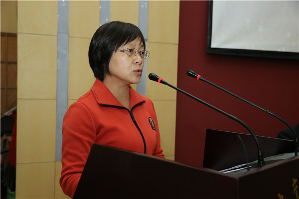 2.校组织部长张定红主持会议.JPG