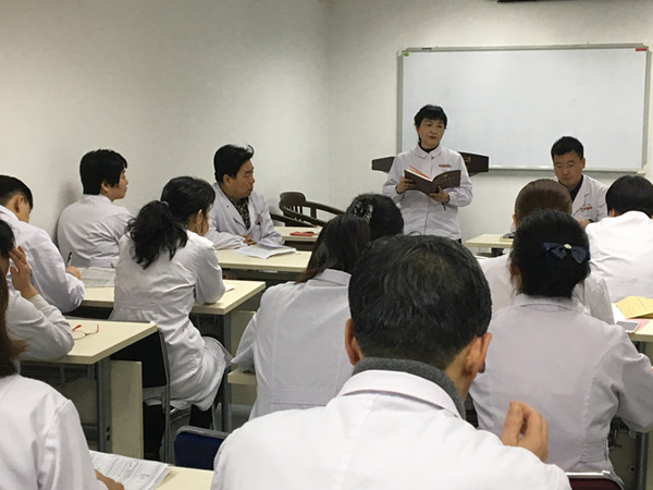 吴彩芹组织委员讲解学习要点_副本.jpg