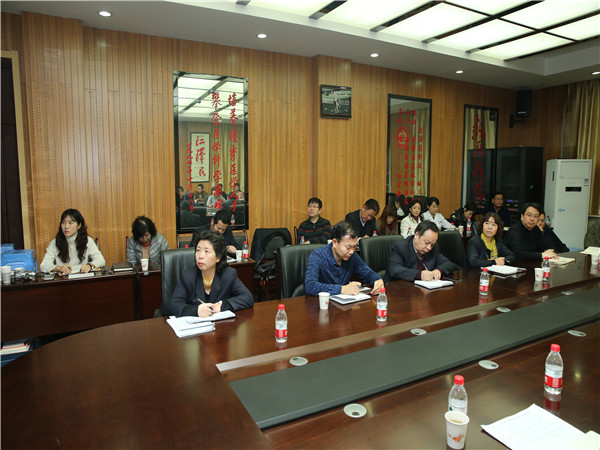 听取汇报.jpg