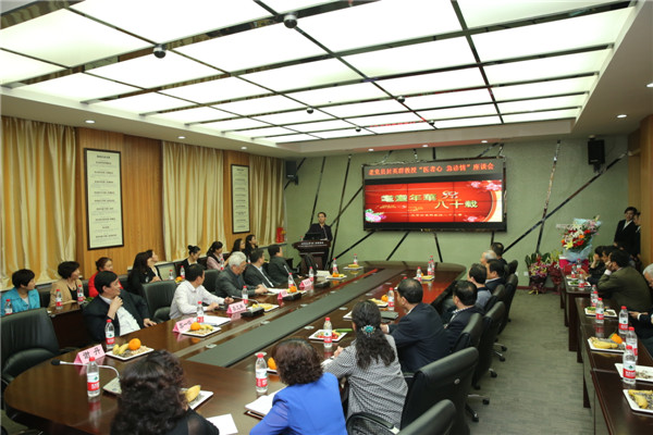 1.老党员封英群教授急诊情座谈会.JPG
