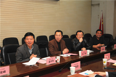 6黄陵县委县政府县卫生局县医院领导参会.jpg