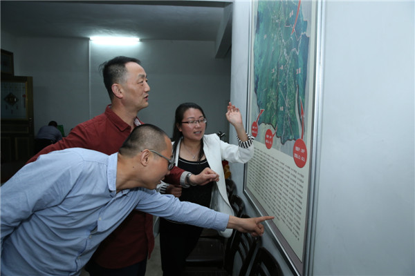 8.了解当地脱贫攻坚作战图.JPG