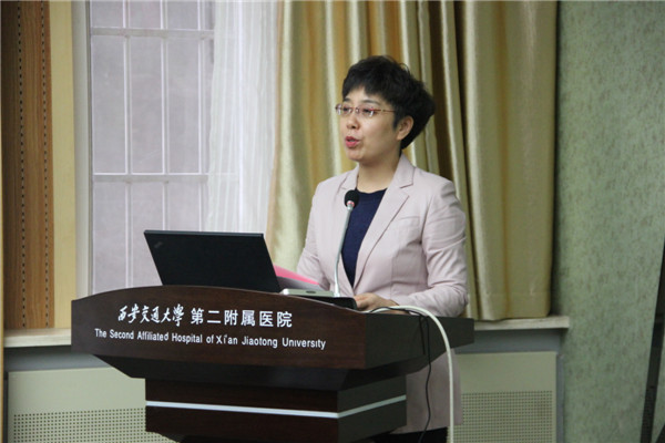 何爱丽主任主持.JPG