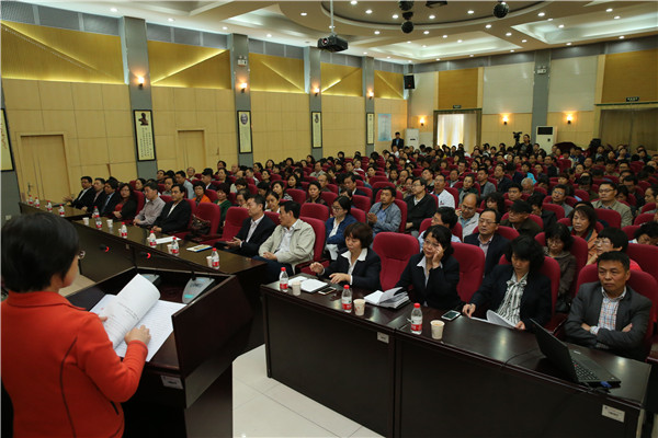 13.医院正高及中层干部200余人与会.JPG