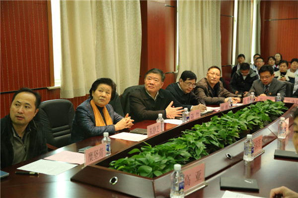 听取汇报.jpg