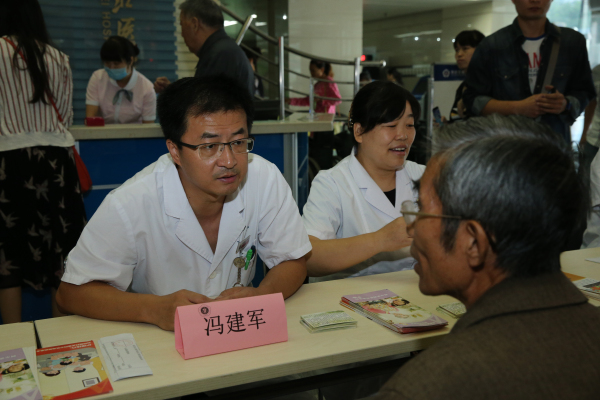 冯建军副教授为群众义诊.jpg