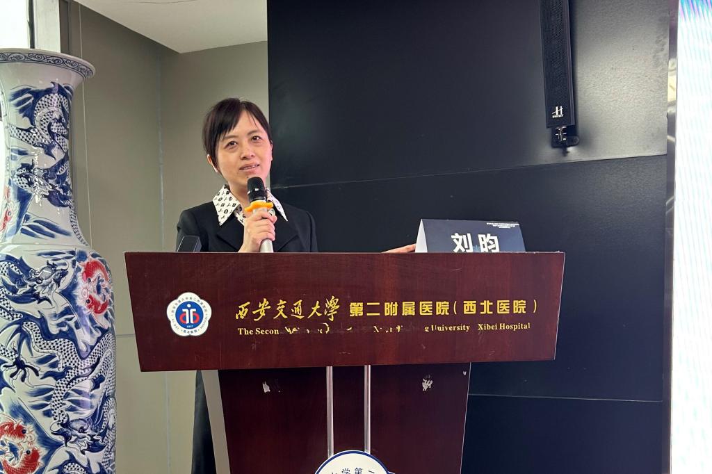 刘昀教授主持.jpg