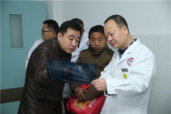 12.吉鸿教授与汪强主任术前讨论.jpg
