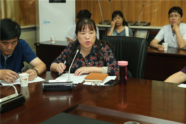 3、离退休党总支书记范亚利宣读评审标准.JPG