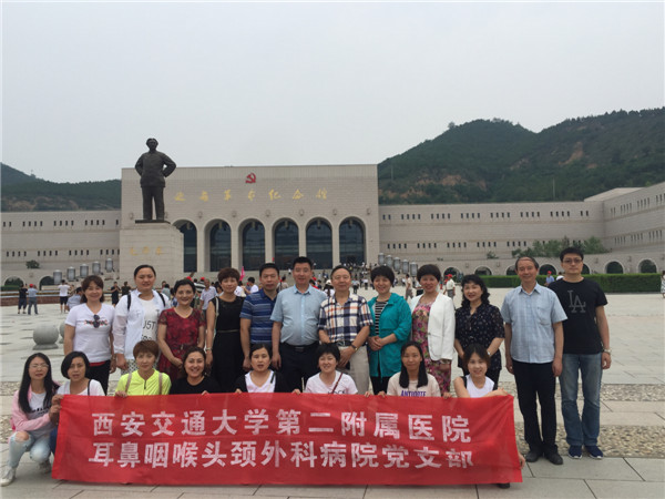 参观纪念馆留念.jpg
