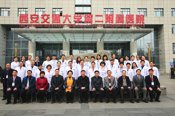 7、：原国家卫生部部长陈竺莅临我院调研相关科研成果照片。.JPG